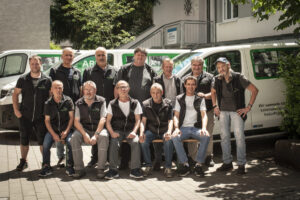 Das Fahrerteam vor den Kühltransportern des Vereins