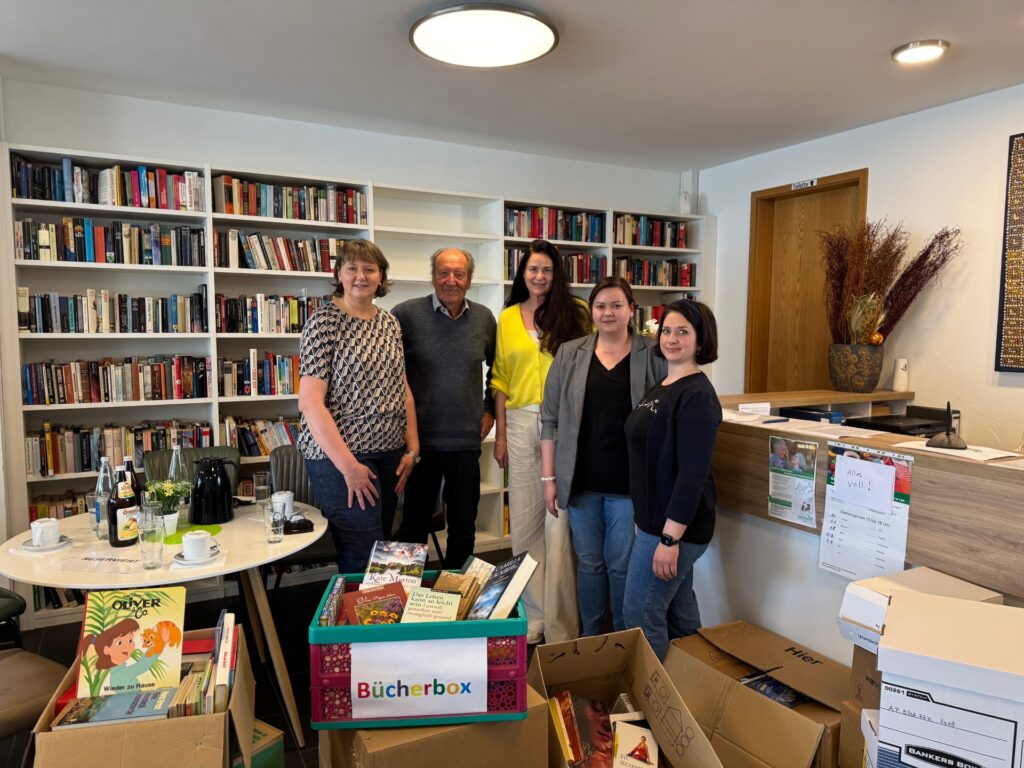 Bücherspende der ESO Education Group zum „Welttag des Buches“