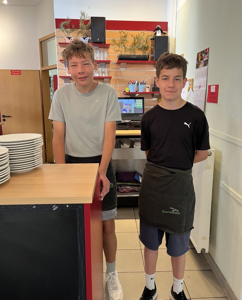 Tage der 8samkeit des Kronberg Gymnasiums im Café Grenzenlos
