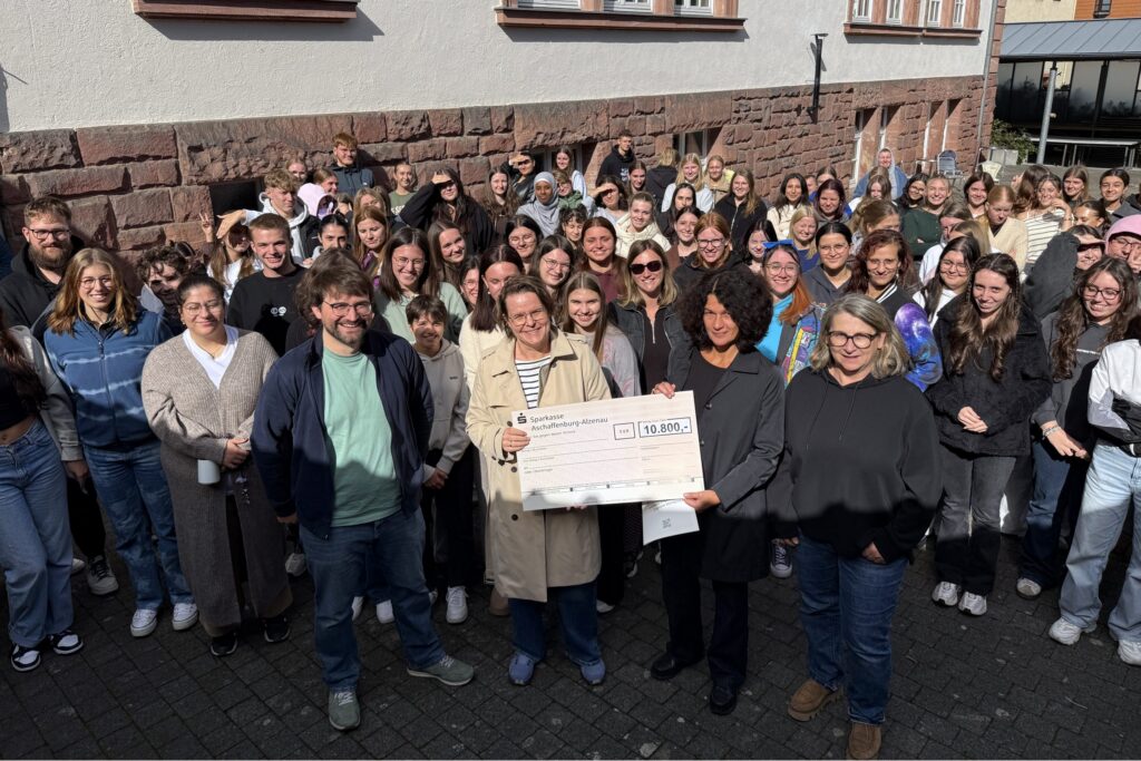 Fachakademie für Sozialpädagogik spendet 10.800 € an Café Grenzenlos