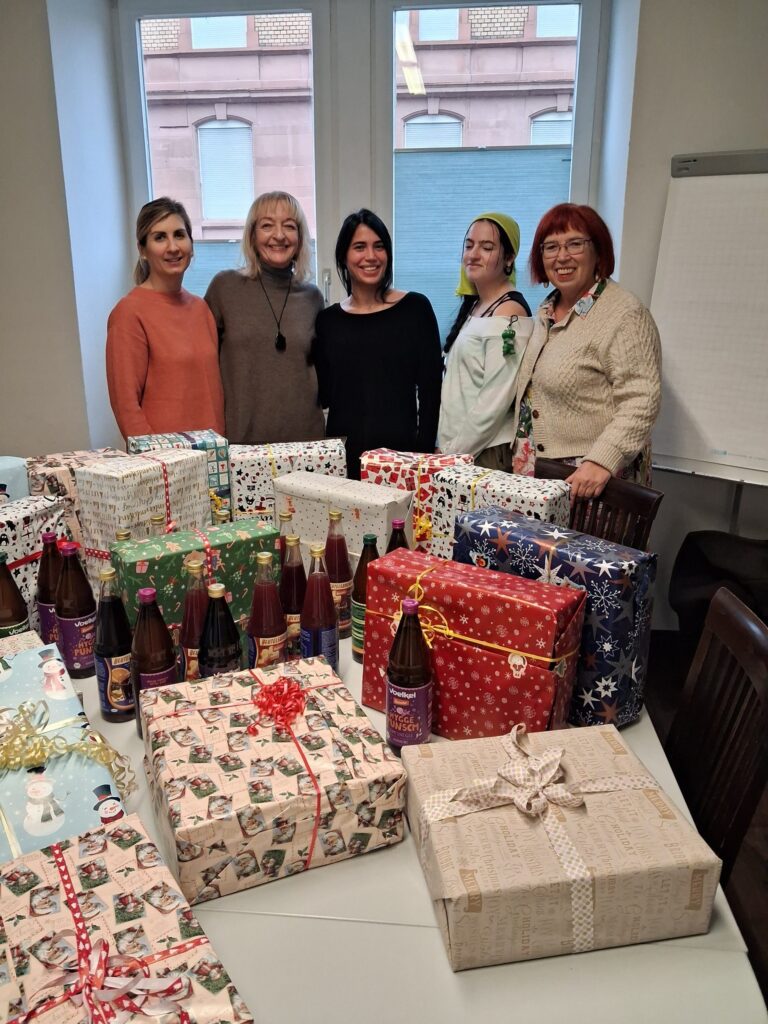 Mit Herz verpackt: SchülerInnen der Hans-Weinberger-Akademie beschenken Senioren zu Weihnachten